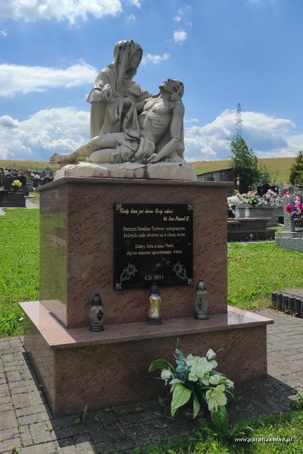 244 Trybsz - Pieta na cmentarzu.jpg